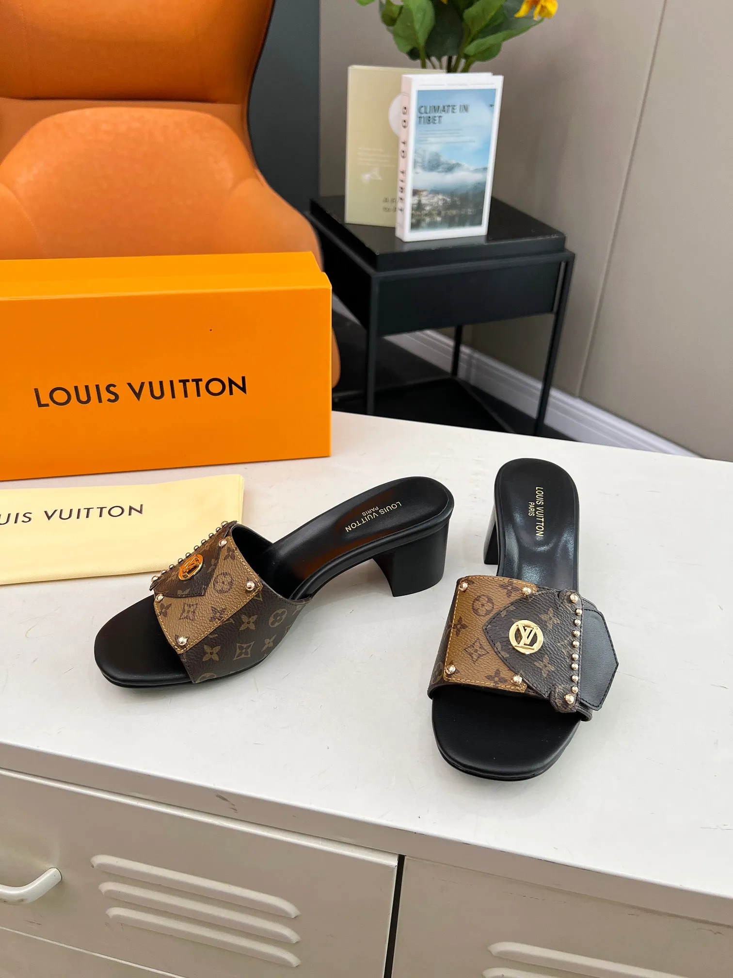 💕💕Factory direct selling price p400💕💕 Vuitton Louis Vuitton's latest 2024 spring and summer style. This LV Frame flat sandal is combined with Monogram and Monogram Reverse canvas, showing a fashionable and comfortable style. The wide front strap is embellished with studs and the LV Circle logo, echoing the opening and closing design of the Camera Box bag, and a durable leather outsole completes the look. Bringing a different visual feast to the hot summer Color: Brown White Size: 35 to 40 (4142 43 44 can be customized, non-returnable and non-exchangeable) (Genuine leather bottom can be customized +40) (Genuine leather bottom can be customized +30)